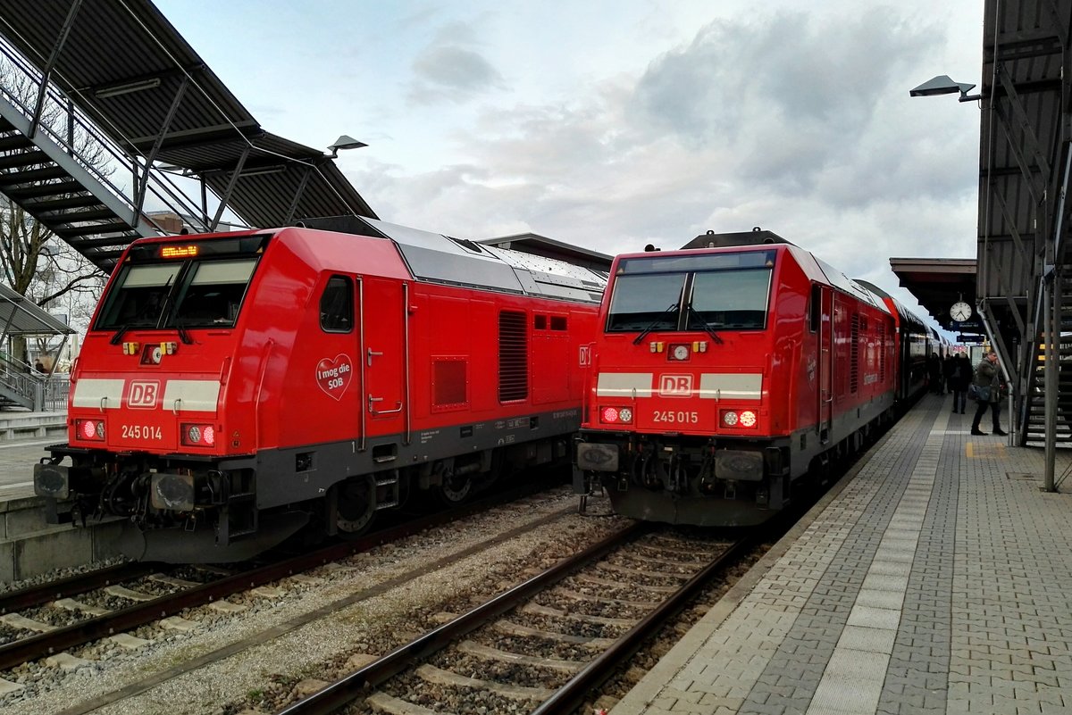 245 014 mit Regionalbahn nach München und 245 015 mit dem früher startenden Regionalexpress nach München. Bahnhof Mühldorf 24.02.2017