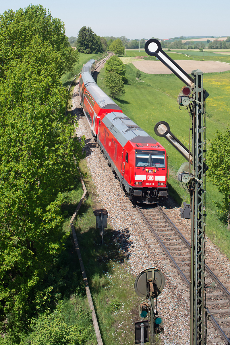 245 014 nähert sich am 18.05.2017 mit einem DoSto-RE dem Bahnhof Schwindegg. Da er dort mit seinem Gegenzug kreuzt, fährt er in das Ausweichgleis ein. Entsprechend zeigt das Einfahrsignal Hp2.