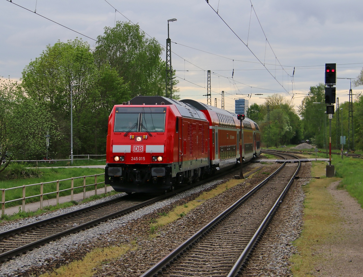 245 015 mit Regionalzug aus Richtung München Hbf kommend. Aufgenommen am 04.05.2015 in München-Riem.