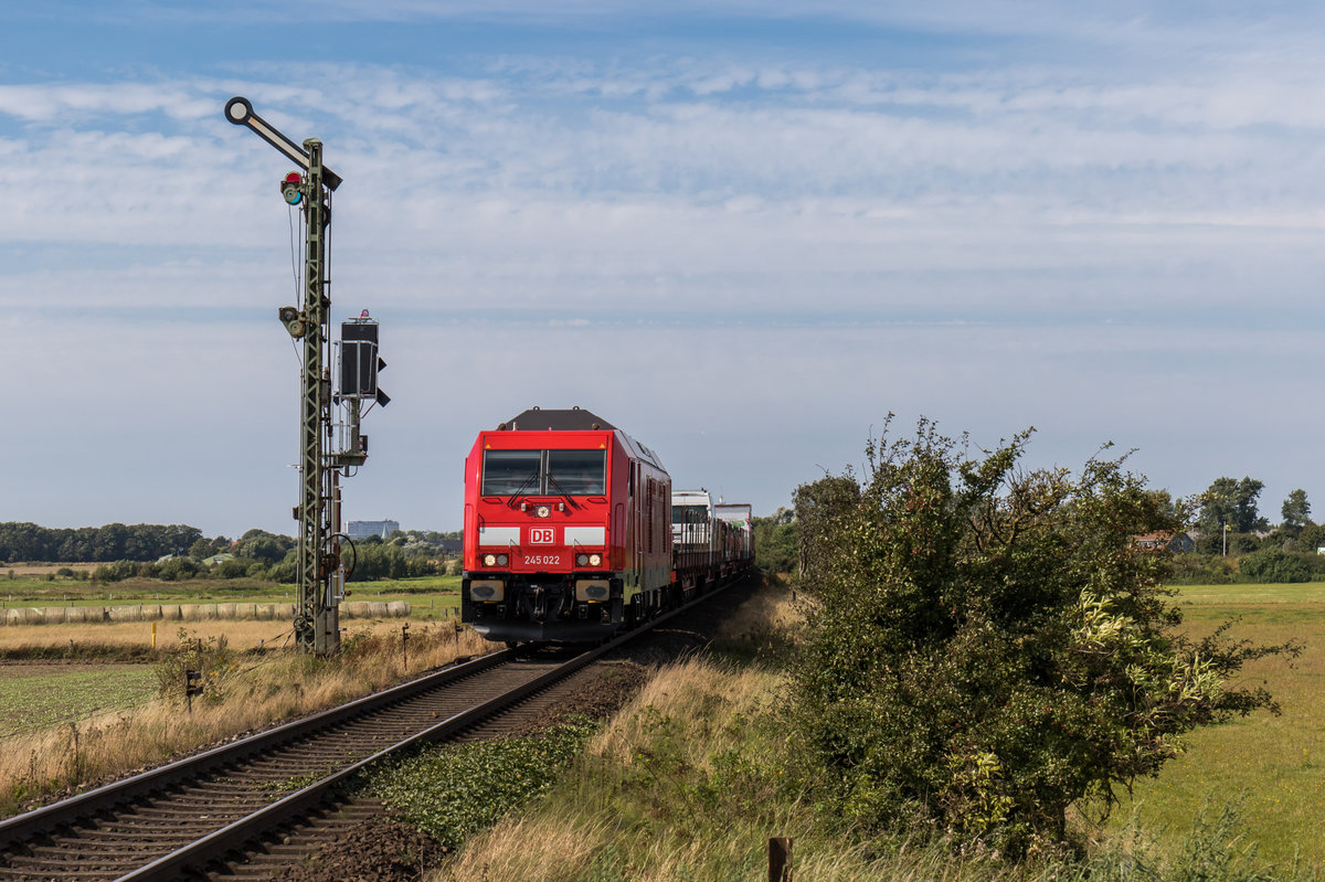 245 022 mit einem SyltShutlle bei Keitum, aufgenommen am 31. August 2016.