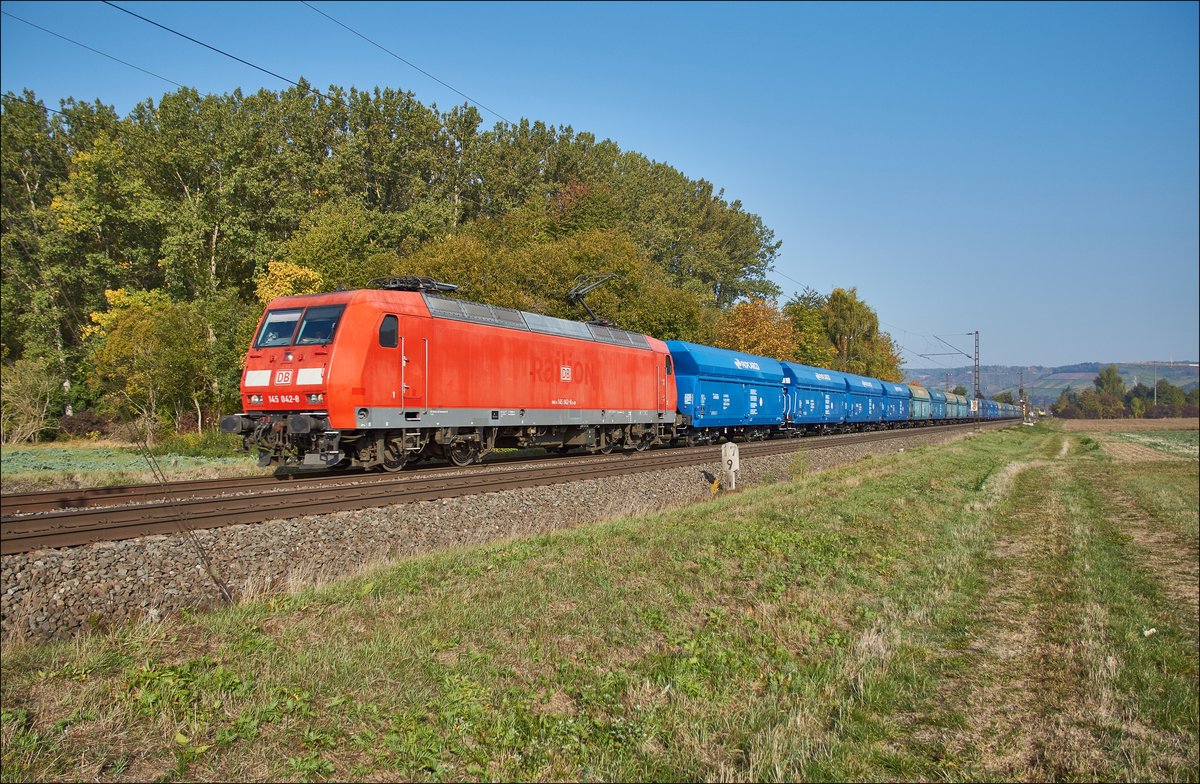 245 042-8 ist am 10.10.2018 mit einen Kohlezug bei Himmelstadt in Richtung Würzburg unterwegs.