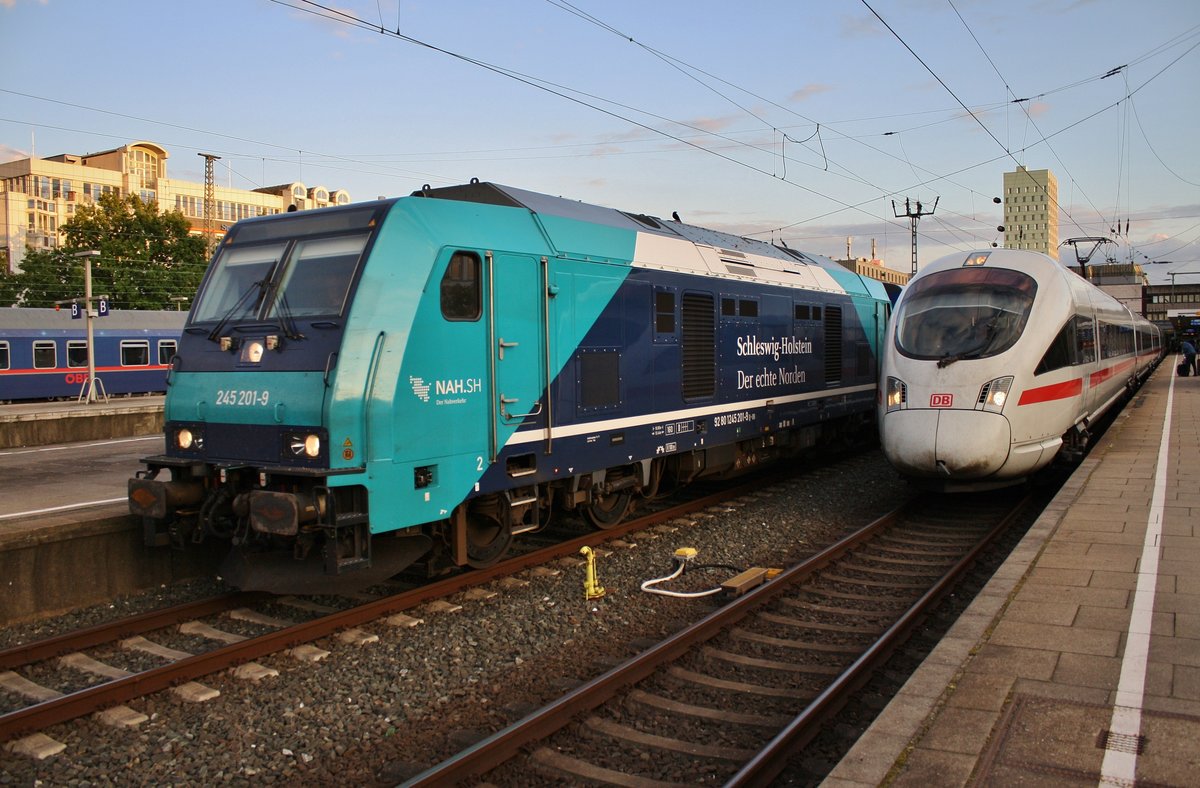 245 201-9 trifft am 2.9.2017 mit dem RE6 (RE11031) von Westerland(Sylt) in Hamburg-Altona auf 411 505-1  Horb am Neckar  als ICE1508 von München Hauptbahnhof nach Hamburg-Altona. 