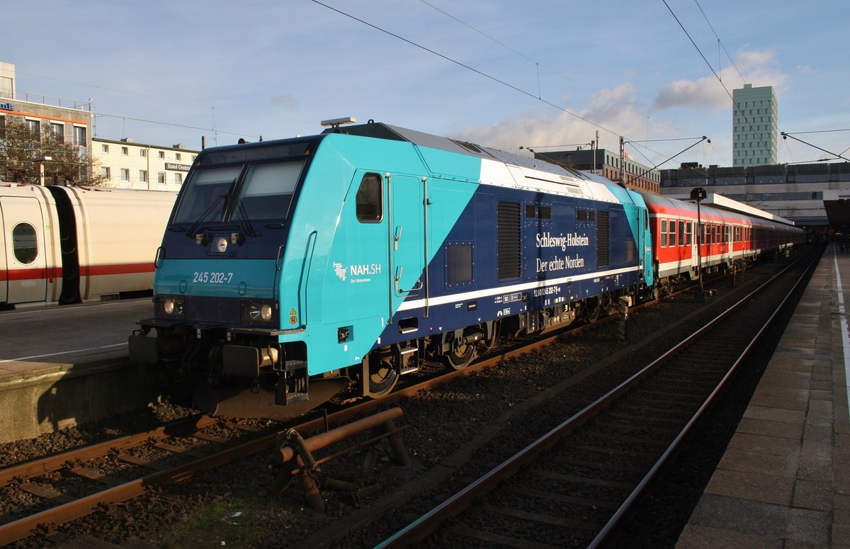 245 202-7 steht am 25.3.2017 mit dem RE6 (RE11026) nach Westerland(Sylt) in Hamburg-Altona bereit.
