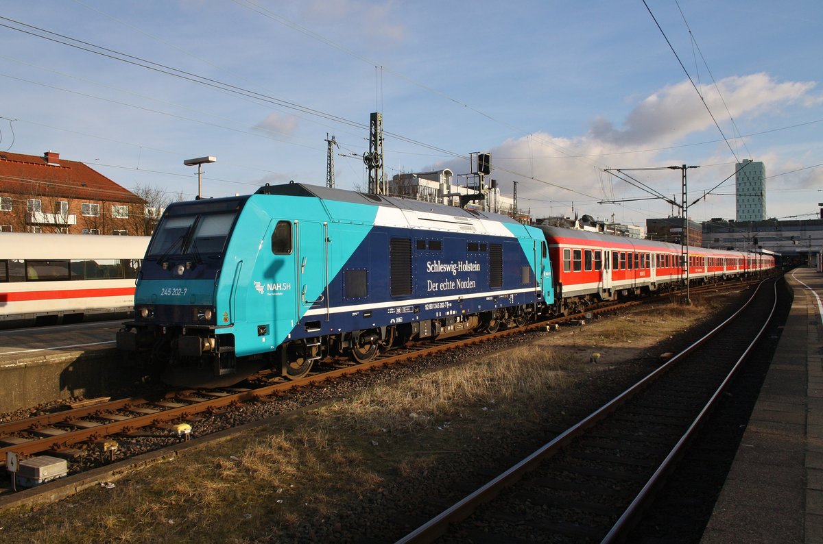 245 202-7 stellt am Nachmittag des 25.3.2017 den RE6 (RE11026) nach Westerland(Sylt) in Hamburg-Altona bereit.