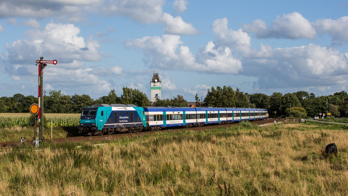 245 202 fährt mit einem RE bei Risum-Lindholm in Richtung Niebüll, aufgenommen am 13. August 2017.