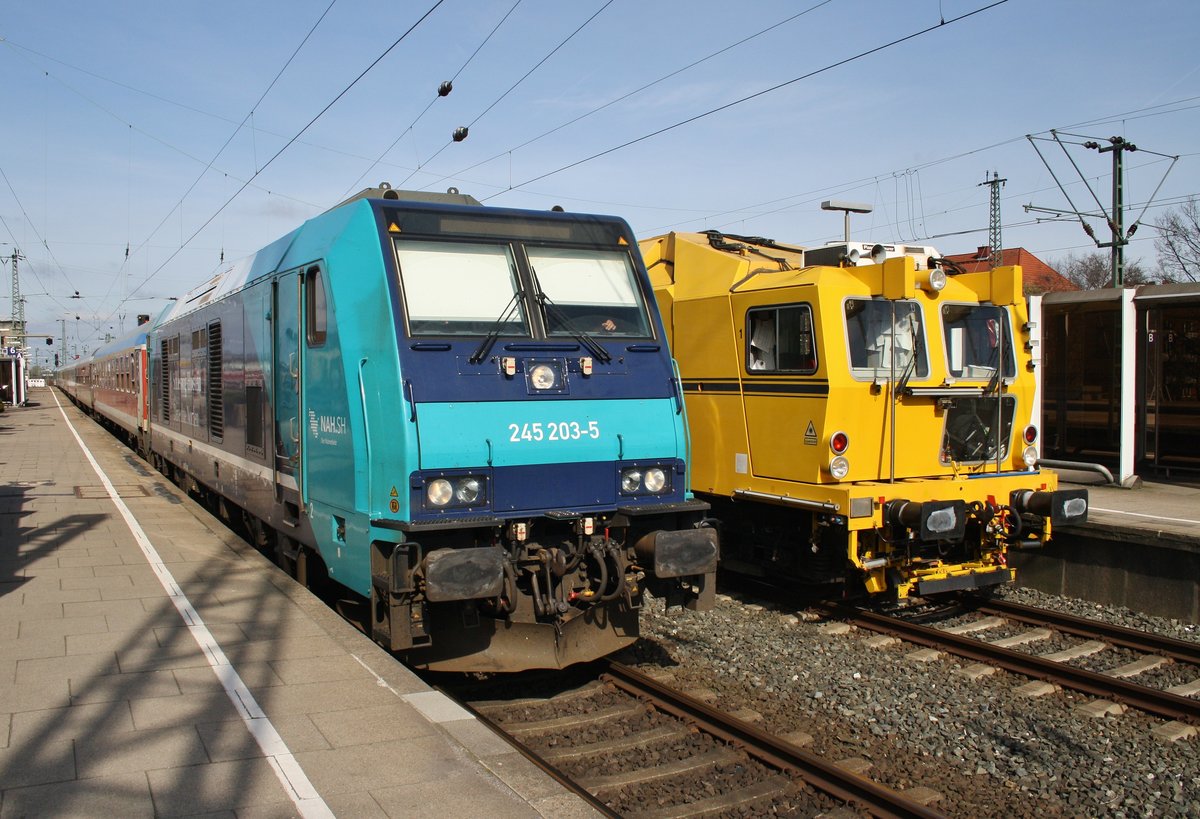 245 203-5 und 245 212-6 (Zugende) begegnen am 25.3.2017 mit dem RE6 (RE11019) von Westerland(Sylt) in Hamburg-Altona dieser Stopfmaschine auf dem Weg in Richtung Norden.