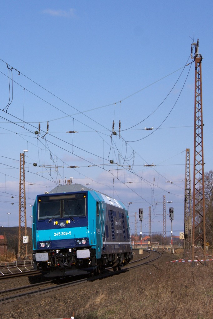 245 203-5 durchfährt am 13.03.2015 fabrikneu aus Kassel als Tfzf 83867 den Bahnhof Nordstemmen.