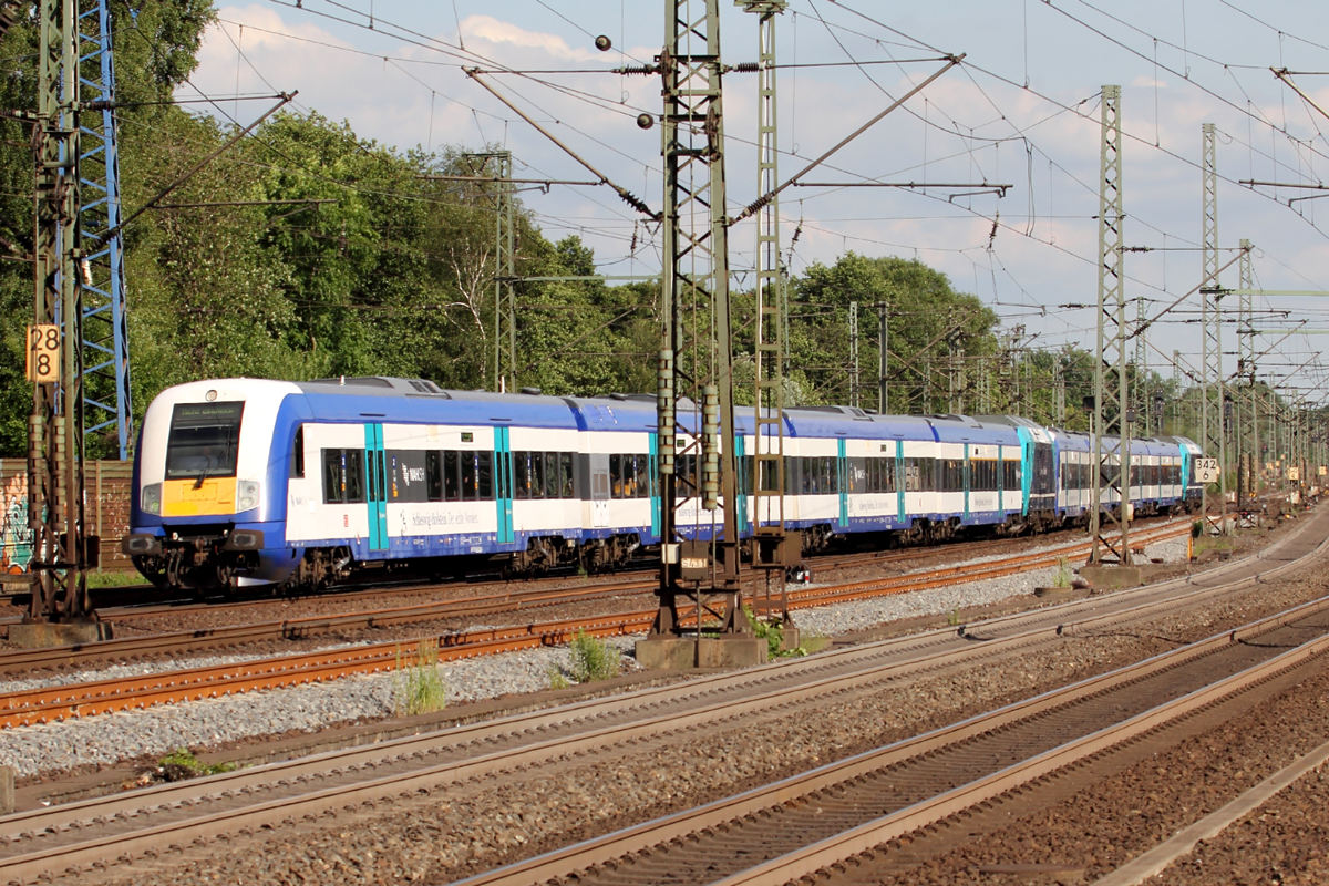 245 206-8 und 245 211-8 schieben beide ihre NahSH Züge durch Hamburg-Harburg 14.6.2017
