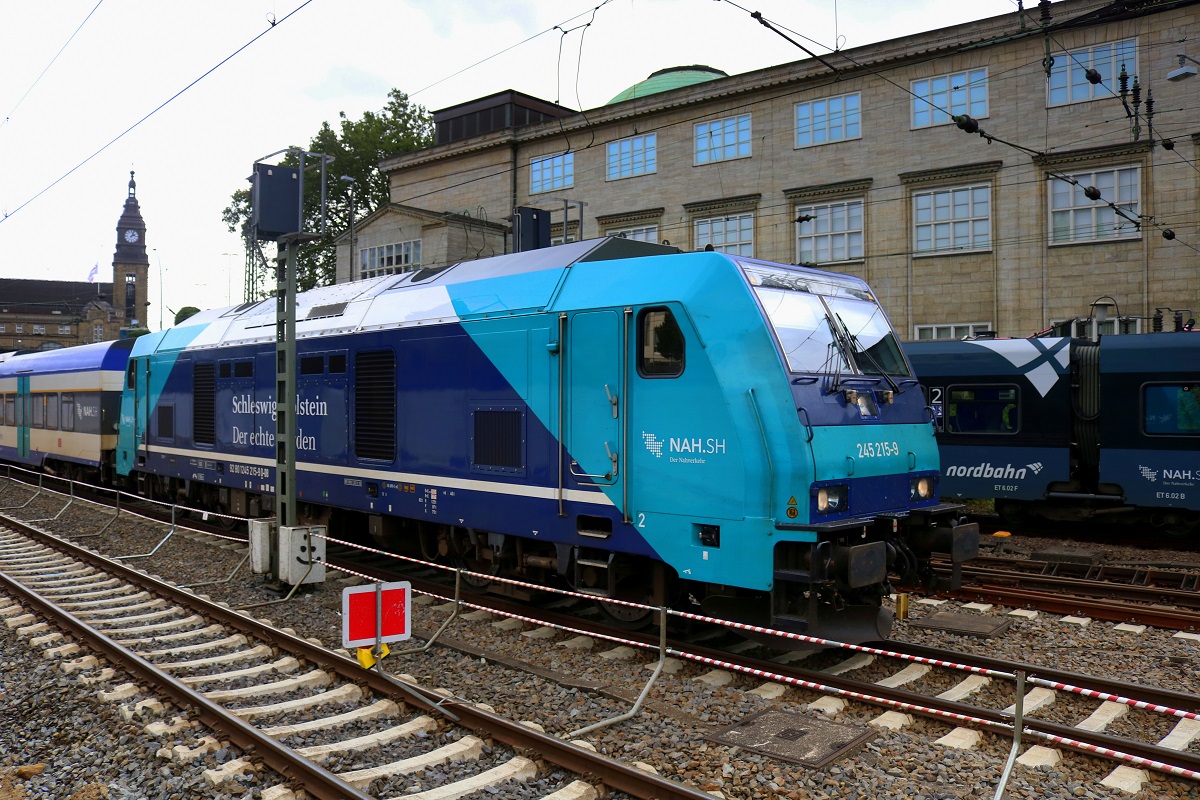 245 215-9 von DB Regio Nord als RE 4190 (RE6) nach Westerland(Sylt) verlässt seinen Startbahnhof Hamburg Hbf. [29.7.2017 - 14:06 Uhr]