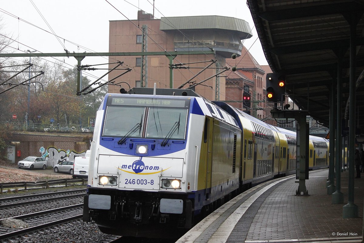 246 003-8 metronom mit RE5 in Hamburg Harburg, am 15.11.2016.
