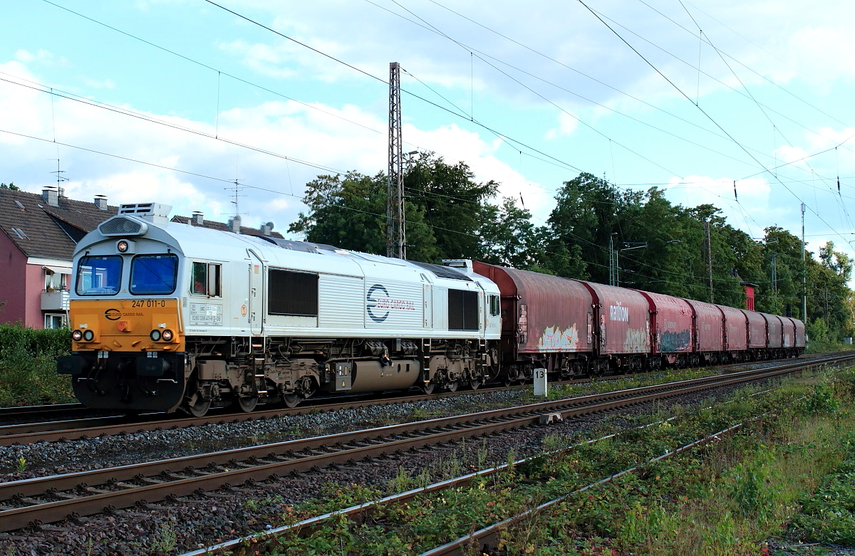247 011-0 der Euro Cargo Rail brummt am 10.09.2015 durch Lintorf