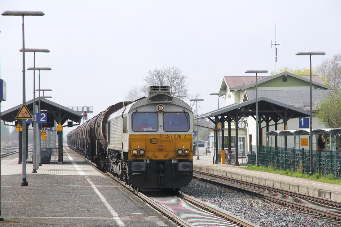 247 038 durchfährt den Bahnhof Bobingen mit Kesselwagen in Richtung Augsburg.
Aufgenommen am 4. April 2017.
