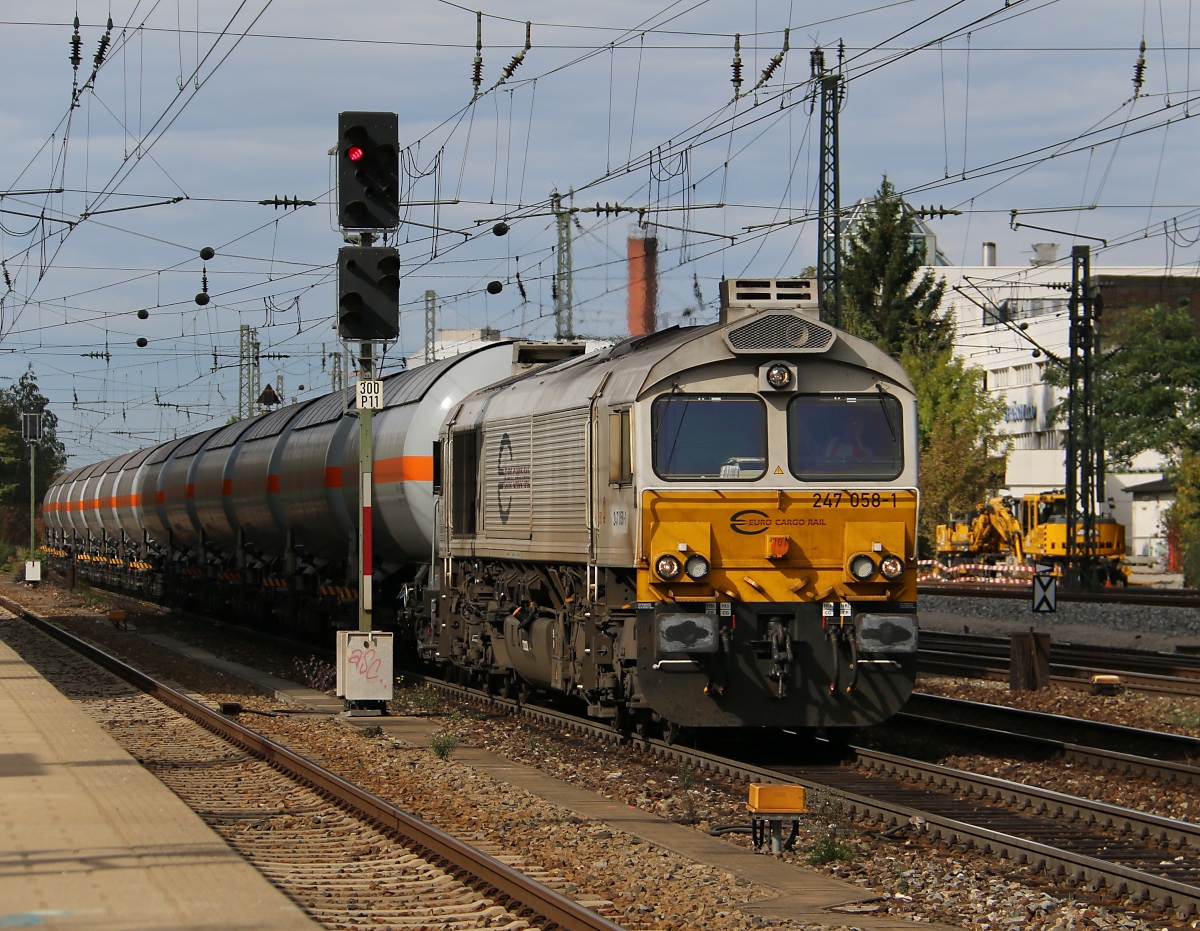 247 058-1 mit Kesselwagenzug aus Richtung München Hbf kommend. Aufgenommen am 07.10.2014 in München Heimeranplatz.