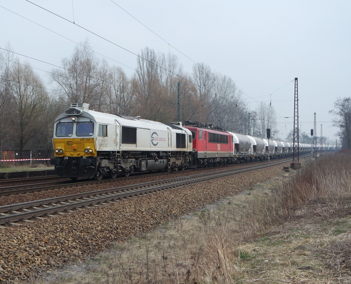 247 142 zieht am 21.03.2015 eine MEG 155er sowie einen Kesselzug durch Leipzig-Thekla.