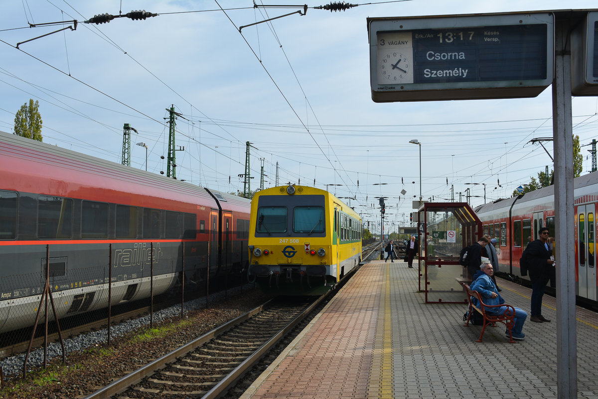 247 508 GySEV Raaberbahn - am 26.10.2017 im Bahnhof von Hegyeshalom(Gr) - 
Auf dem Nachbargleis Durchfahrt eines ÖBB-Railjet Richtung Wien