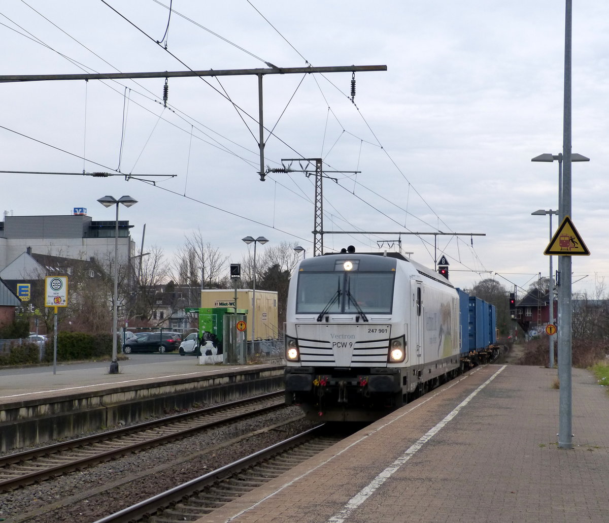 247 901 von Siemens kommt mit zwei Containerwargen aus Krefeld-Uerdingen(D) nach Wegberg-Wildenrath(D) und kommt aus Richtung Mönchengladbach-Hbf, und fährt durch Rheydt-Hbf in Richtung Wegberg-Wildenrath.
Aufgenommen vom Bahnsteig 3 in Rheydt-Hbf. 
Bei Sonne und Regenwolken am Nachmittag vom 15.3.2018.