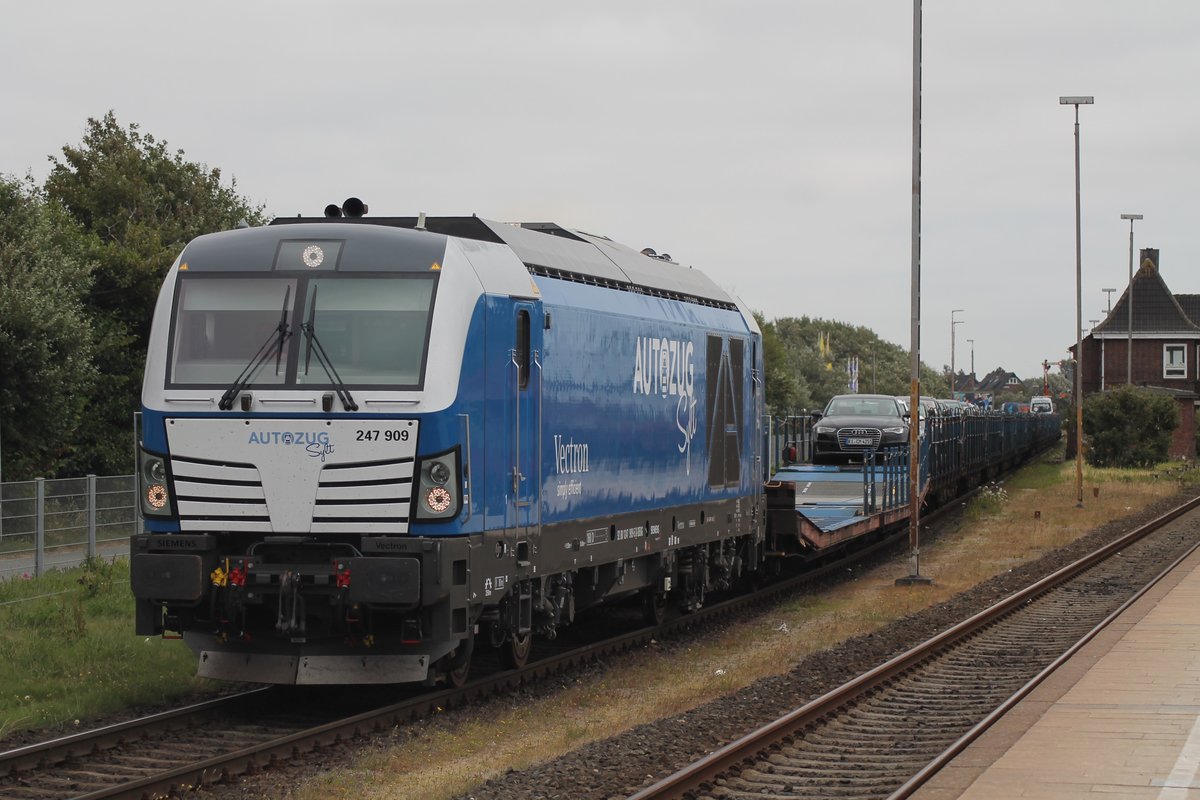 247 909 zieht am 13.07.2018 einen RDC-Autozug in den Bahnhof Westerland(Sylt).