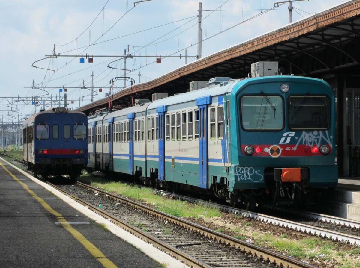 24.8.2014 13:31 FS ALe 642/682 (antriebsloser Wagen mit Führerstand) 004 als Regionalzug (R) nach Bologna Centrale, links davon unbekannter Triebzug ST (Sistemi Territoriali) ALn 663 als Regionalzug (R) nach Mantova.