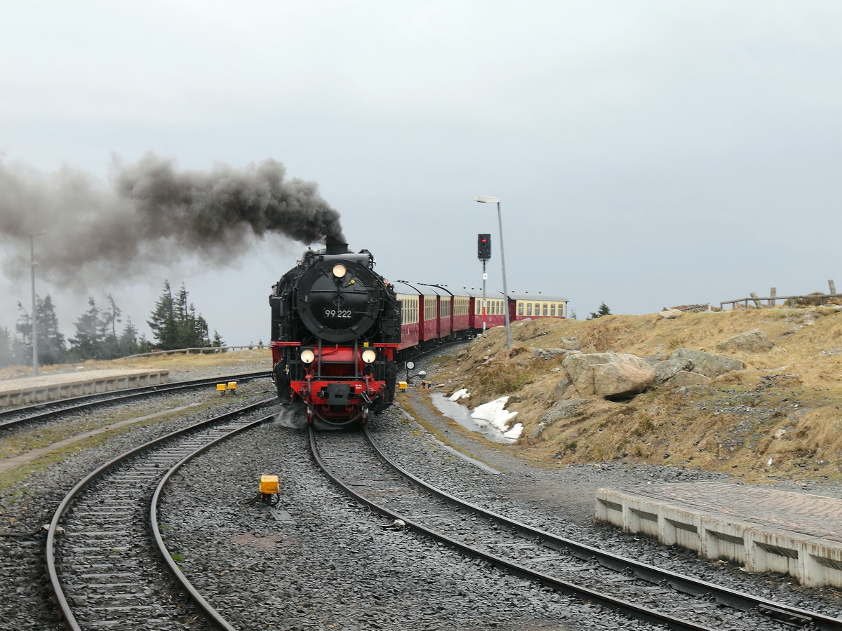 25. April 201, Einfahrt 99 222 in dem Bahnhof Brocken.