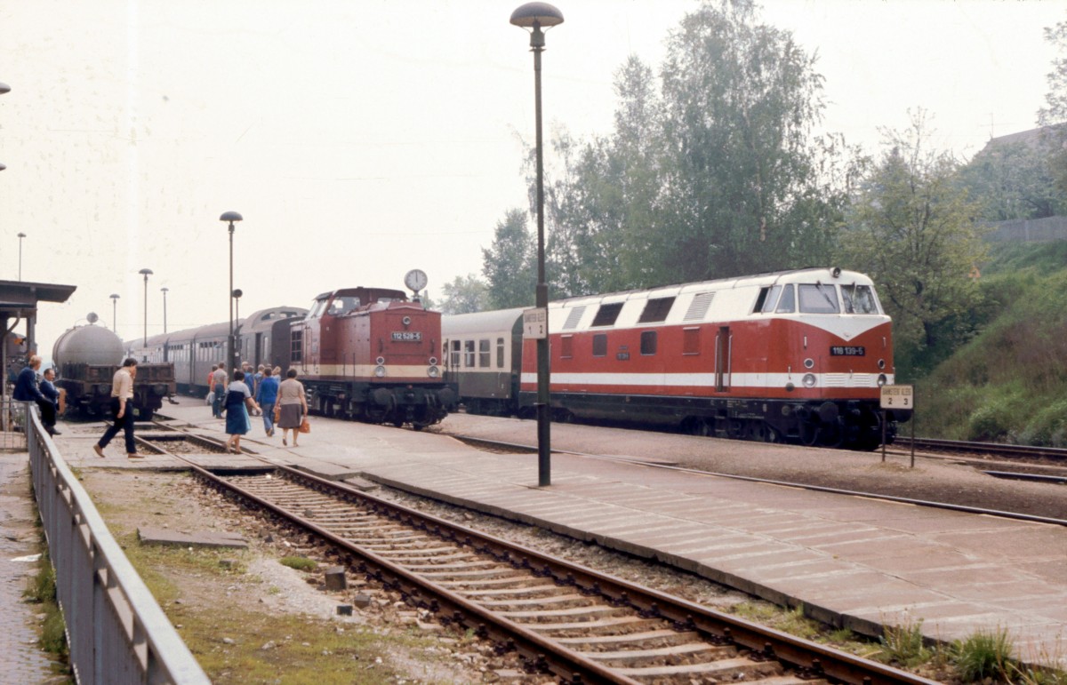 25 Jahre Unstrutbahn - Heute feiert die Eisenbahnstrecke durch das Unstruttal ihren 125. Geburtstag. Am 16.05.1983 war eine auf der Unstrutbahn doch eher selten anzutreffende Lok der BR 118 zu Gast in Freyburg (Unstrut). Die 118 139-5 steht mit einem Sonderzug fr Filmdreharbeiten auf Gleis 3, whrend 112 528-5 mit einem Personenzug aus Naumburg (Saale) Hbf auf die Ausfahrt Richtung Nebra wartet. (Foto: Klaus Pollmcher †)