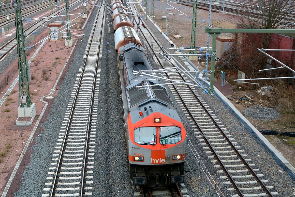 250 005-6 (V 330.7) der Havelländischen Eisenbahn AG als Kesselzug passiert die Zugbildungsanlage Halle (Saale) Richtung Halle(Saale)Hbf. Aufgenommen von der Berliner Brücke. Bild durchlief die Selbstfreischaltung (Oberleitung verläuft  durch die Lok ). [28.12.2017 | 13:31 Uhr]