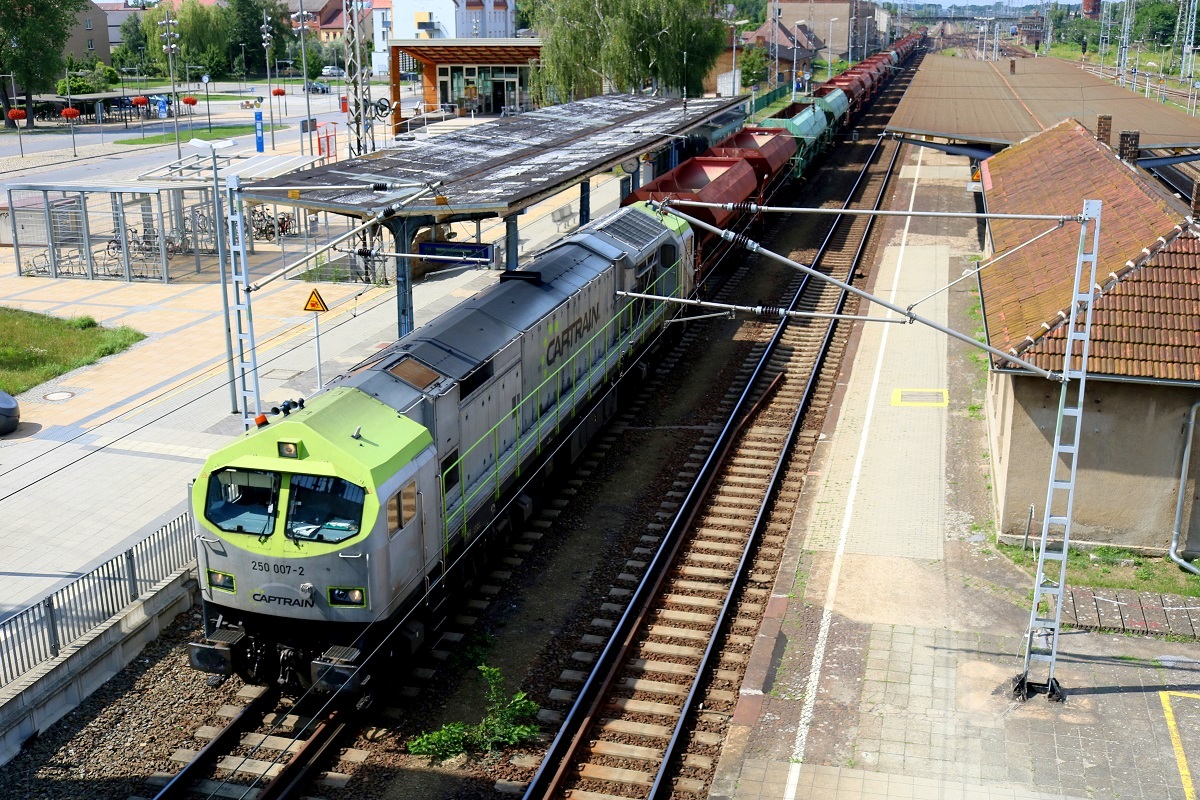 250 007-2 Captrain als Kieszug durchfährt den Bahnhof Falkenberg(Elster). Aufgenommen vom Bahnsteig 6. [8.7.2017 - 15:42 Uhr]
