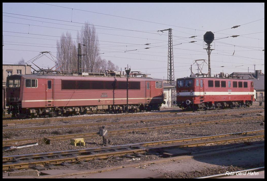 250270 und 242049 begegnen sich im HBF Halle am 18.3.1990.
