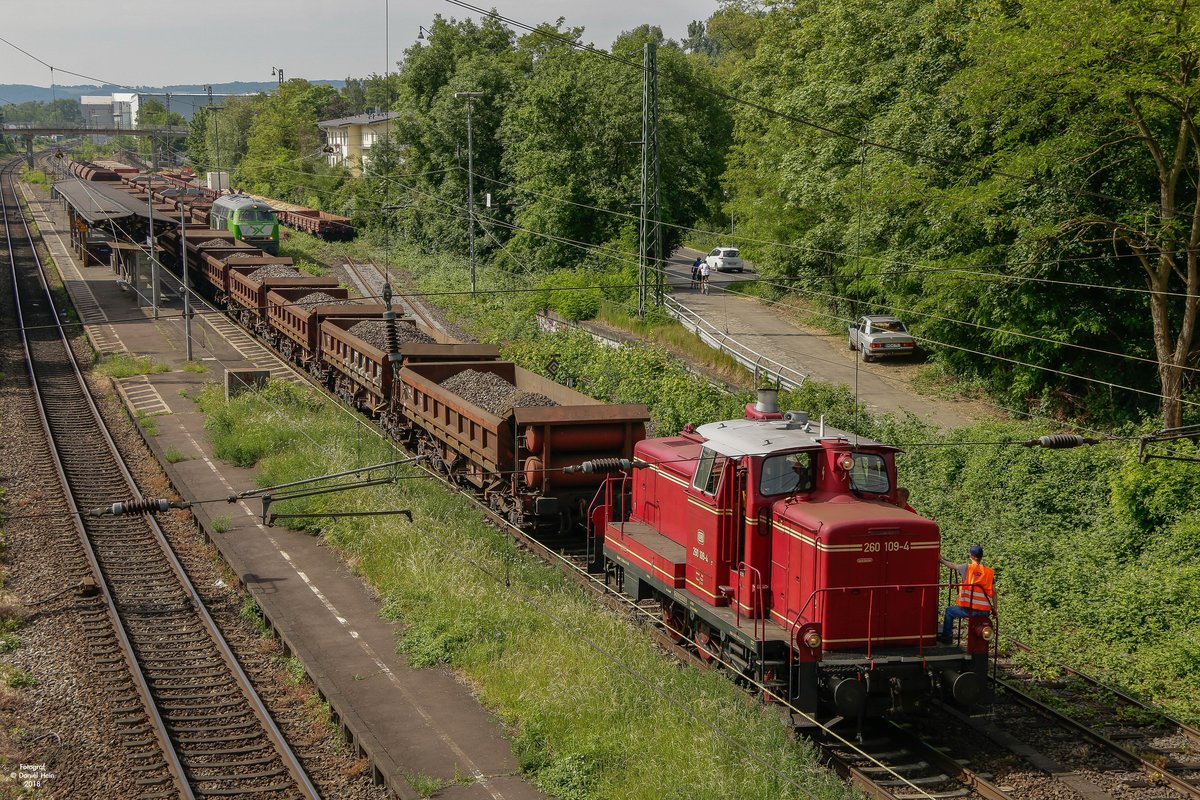 260 109-4 mit Schotterzug in Bad Honnef, am 27.05.2018.
