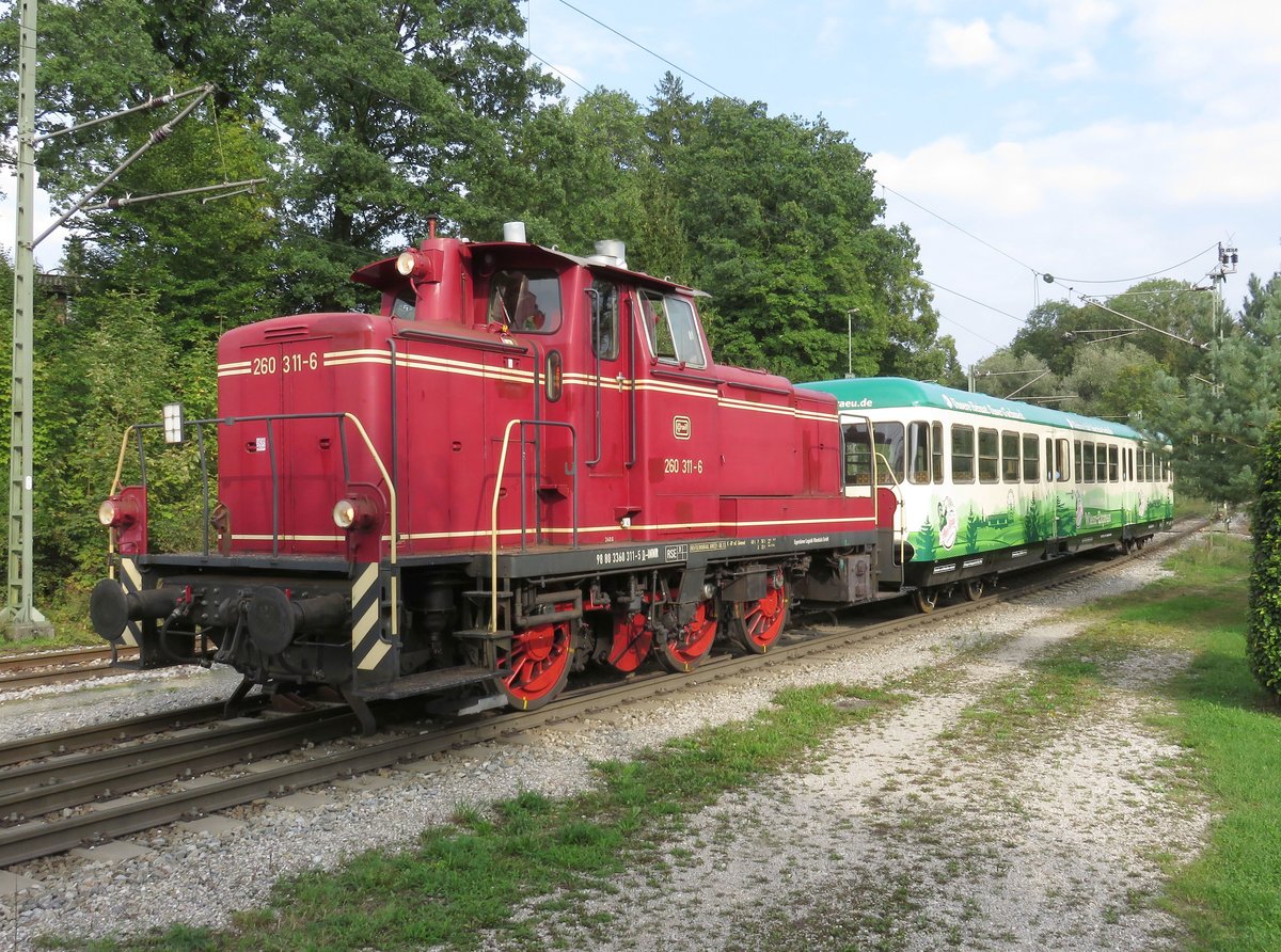 260 311 der Logistik Wiesböck am 07.09.18 mit Esslinger Beiwagen als 'Rosenheimer Wiesn Express' in Rohrdorf.