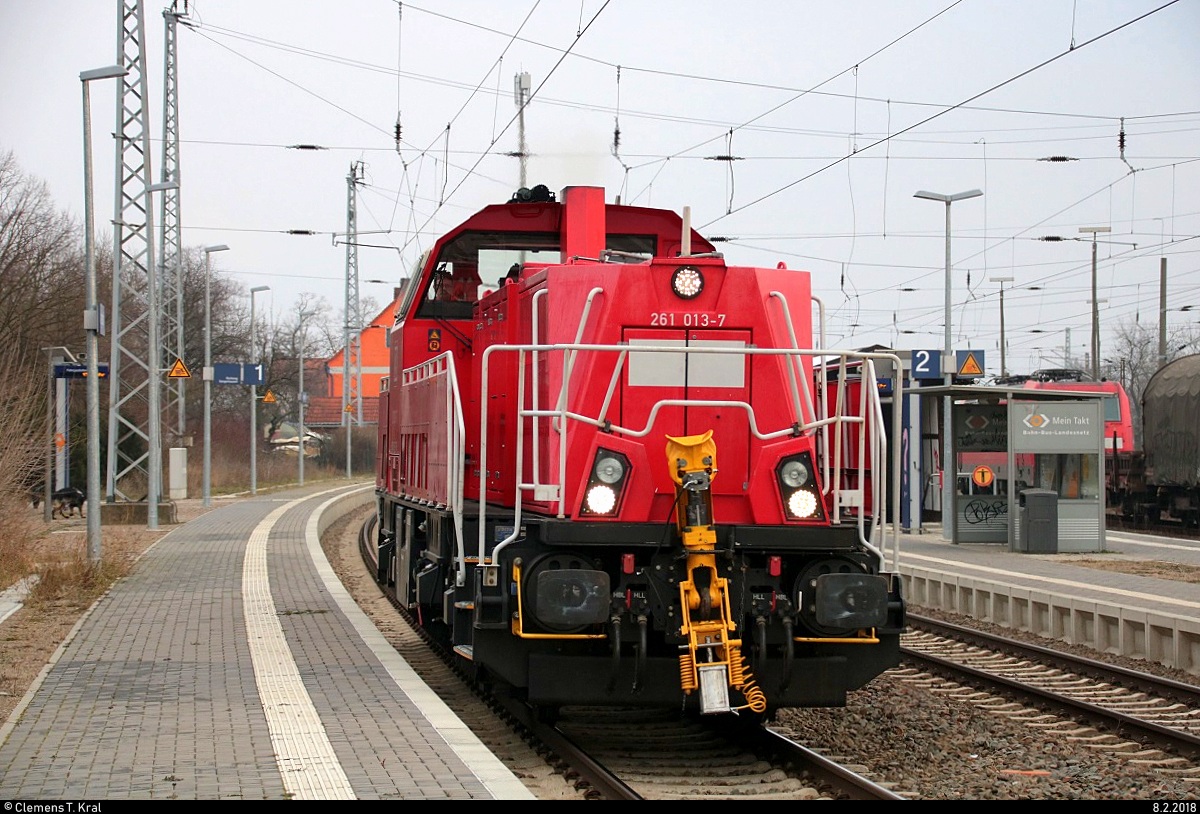 261 013-7 DB (Voith Gravita) als Tfzf durchfährt den Bahnhof Angersdorf auf der Bahnstrecke Halle–Hann. Münden (KBS 590) Richtung Sangerhausen. [8.2.2018 | 15:19 Uhr]