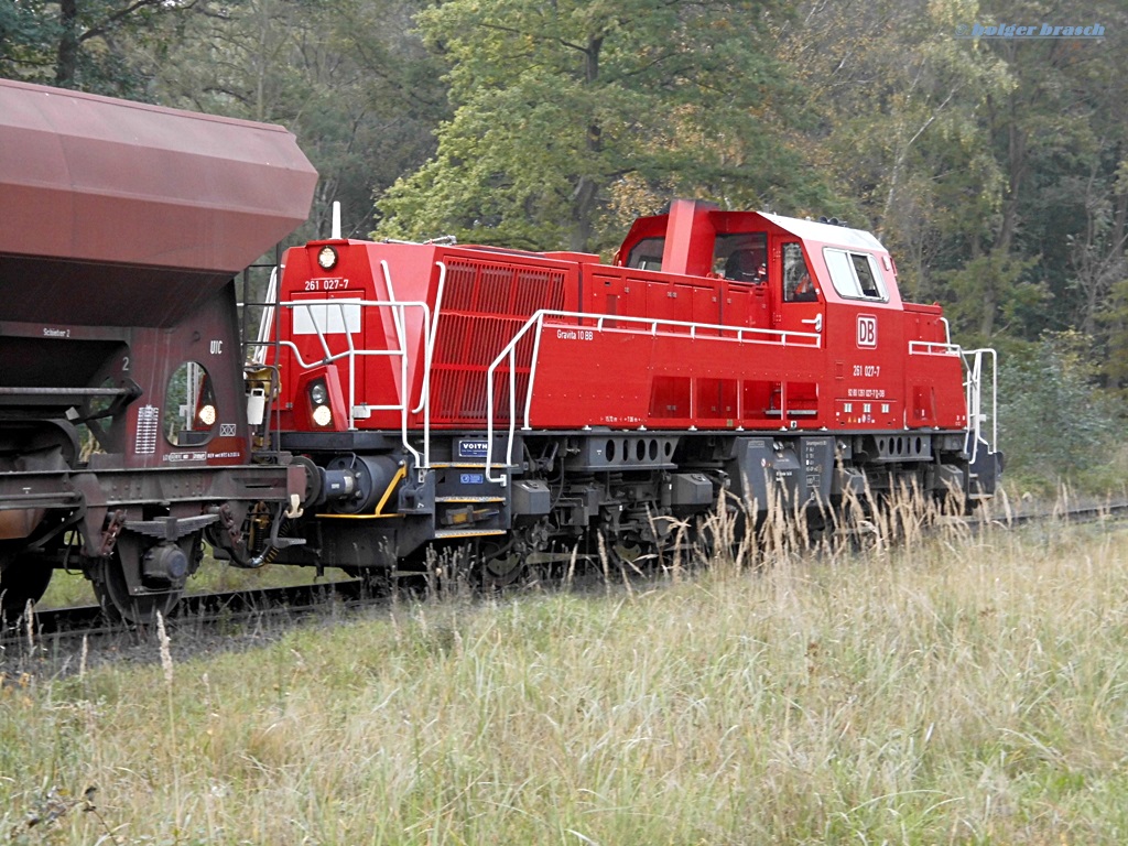 261 027-7 schob am 09.10.13 mehrere schotterwagen nach koops