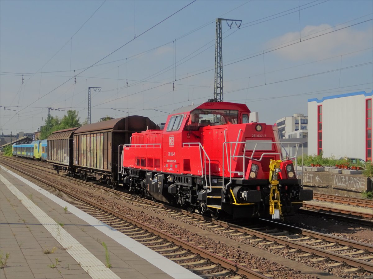 261 032 steht mit zwei Güterwagen im Bahnhof Rheine. Der Zug wird in kürze in Richtung Osnabrück abfahren. Aufgenommen im Juni 2018.