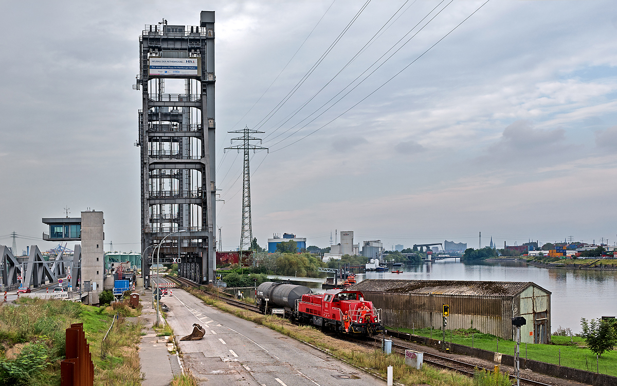 261 037-5 hat gerade mit einem einzelnen Kesselwagen die Rhete Hubbrücke in Hamburg Hohe Schaar überquert.Bild 22.9.2017