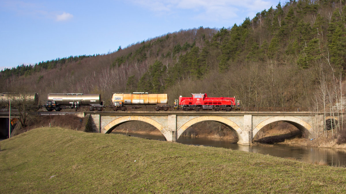 261 046-7 fährt am 27. Februar 2017 in Greiz-Döhlau über die Brücke der Weißen Elster und gleich in den Tunnel in Richtung Greiz. 