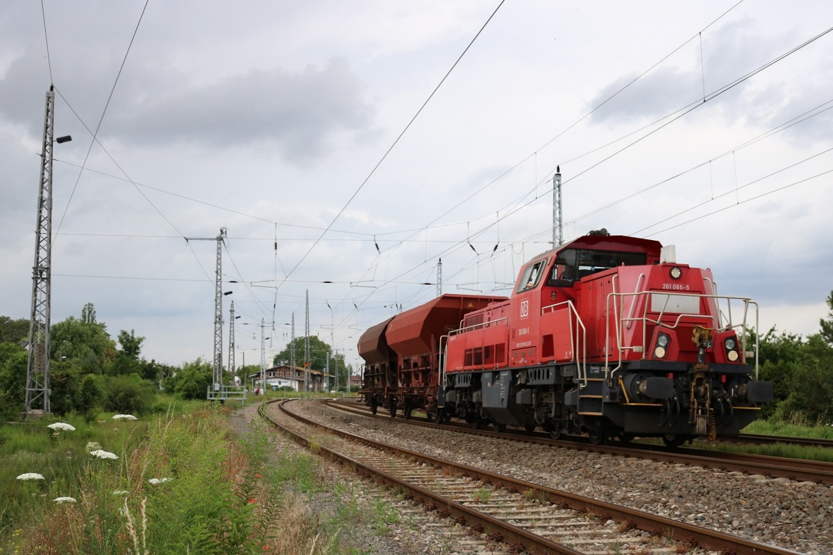 261 066-5 als Gz fährt in Röblingen am See auf der Bahnstrecke Halle–Hann. Münden (KBS 590) Richtung Halle (Saale). [10.7.2017 - 14:16 Uhr]