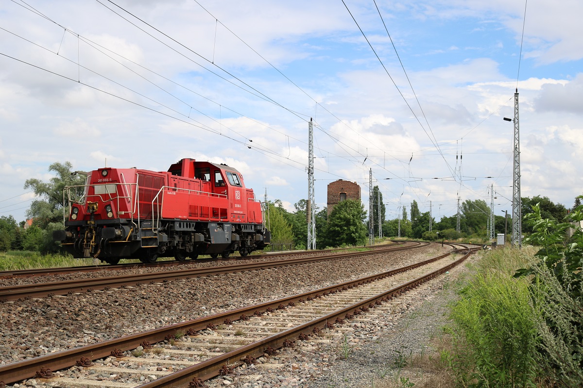 261 066-5 als Tfzf in Röblingen am See auf der Bahnstrecke Halle–Hann. Münden (KBS 590). [10.7.2017 - 14:48 Uhr]