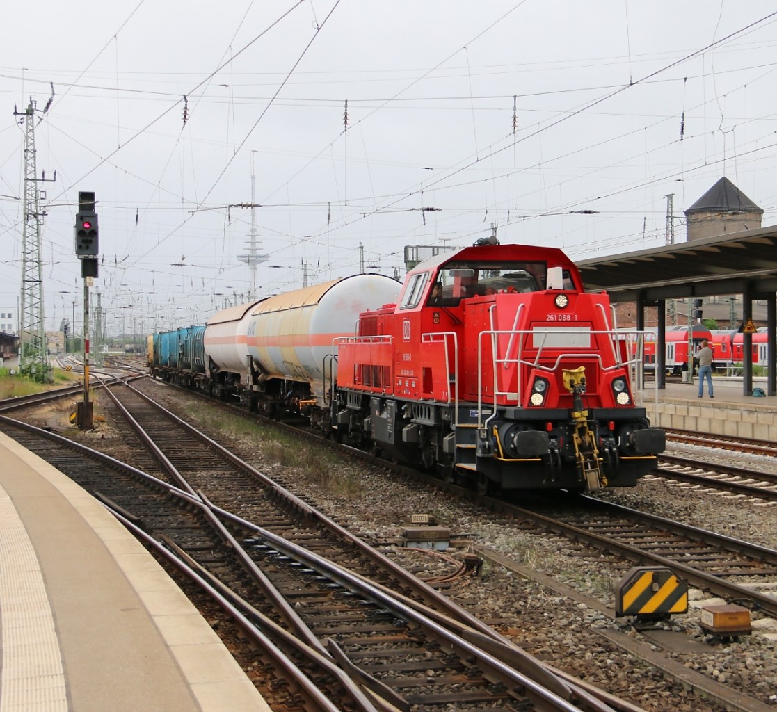 261 068-1 mit kurzem Übergabe-Zug bei der Einfahrt nach Bremen Hauptbahnhof. Aufgenommen am 19.06.2014.