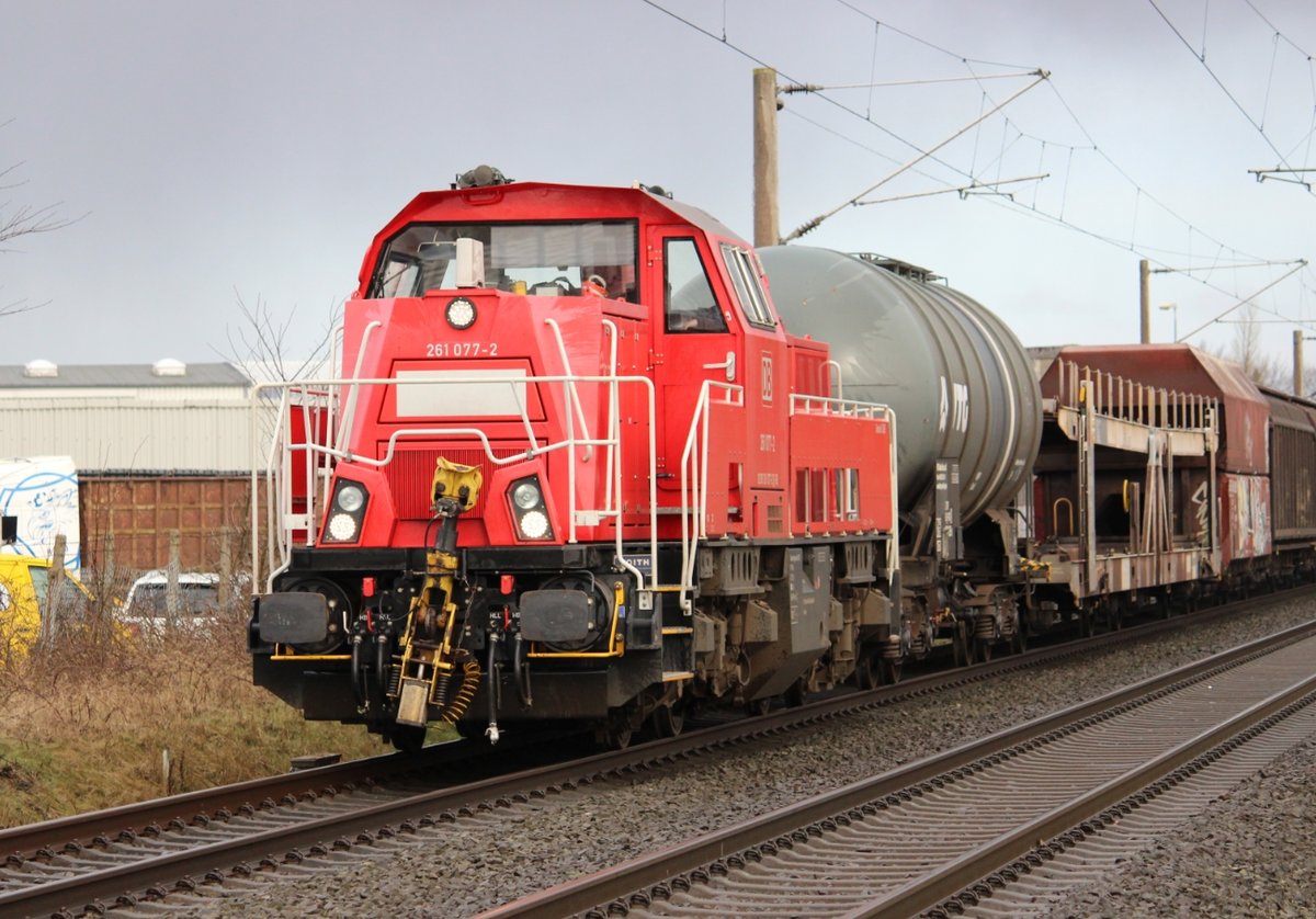 261 077-2 mit gemischtem Güterzug aus Kiel am 30.01.18 in Neumünster.