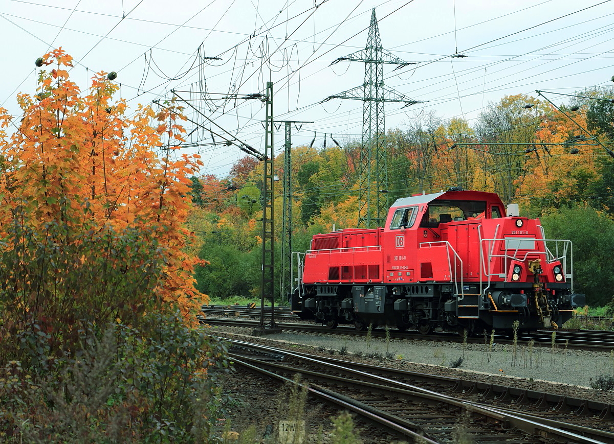 261 101-0 rangiert am 24.10.2015 im herbstlichen Güterbahnhof Köln-Gremberg