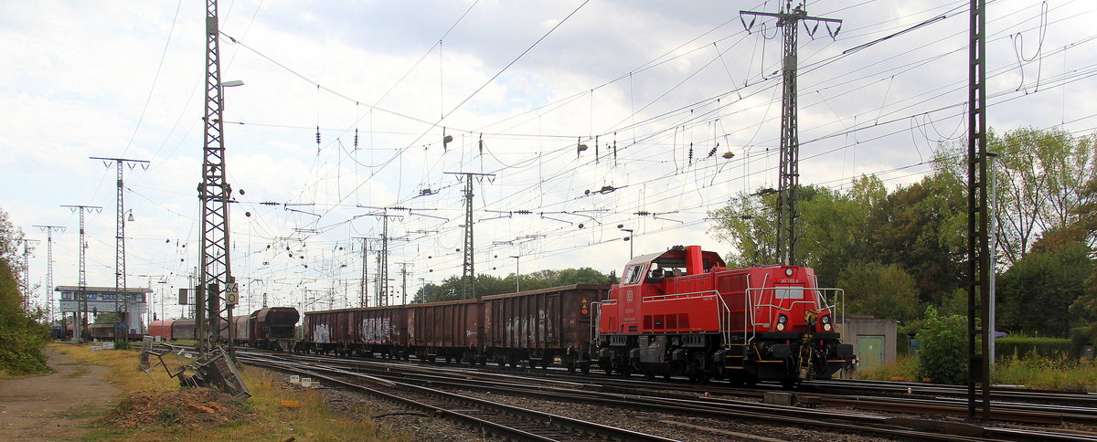 261 102-8 DB fährt mit einem gemischten Güterzug aus Köln-Gremberg nach Köln-Kalk und verlässt Köln-Gremberg in Richtung Köln-Kalk.
Aufgenonemmen in Köln-Gremberg. 
Bei Sommerwetter am Mittag vom 31.7.2018.
