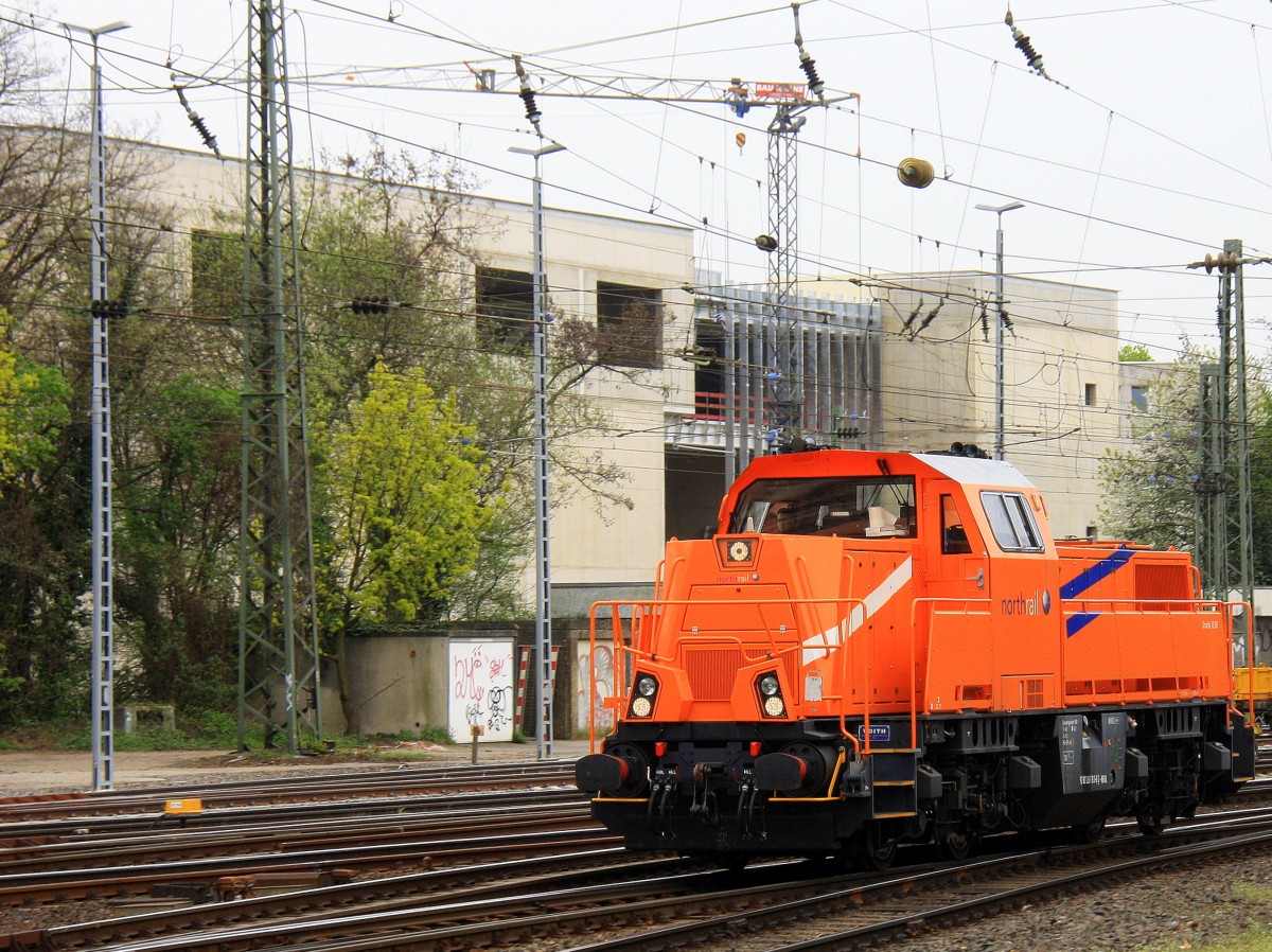 261 300-8 von Northrail und der Rurtalbahn kommt als Lokzug aus Stolberg(Rheinland) und fährt in Aachen-West ein.
Aufgenommen vom Bahnsteig in Aachen-West bei Sonne und Wolken am Nachmittag vom 4.4.2014.