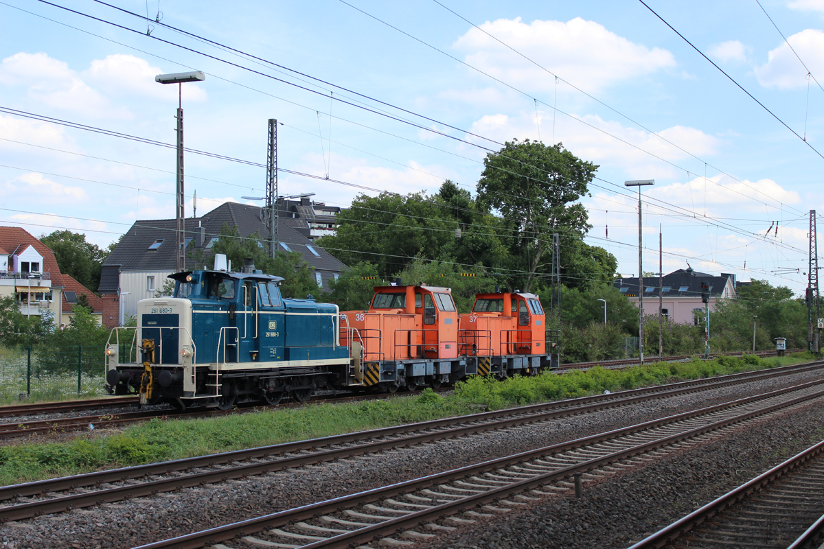 261 680 im Schritttempo mit 2 mir unbekannten Hafen- und/oder Werksloks am 31.07.2015 auf dem Überholgleis durch Hilden