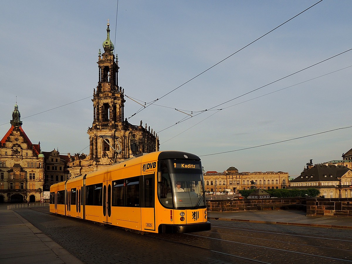 2629 fährt Frühmorgens als L9 über die Augustusbrücke in Dresden; 140610
