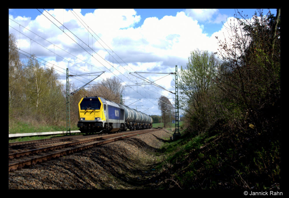 264 001 fuhr am 26.04.2016 mit einen Kesselzug.Hier bei Syrau