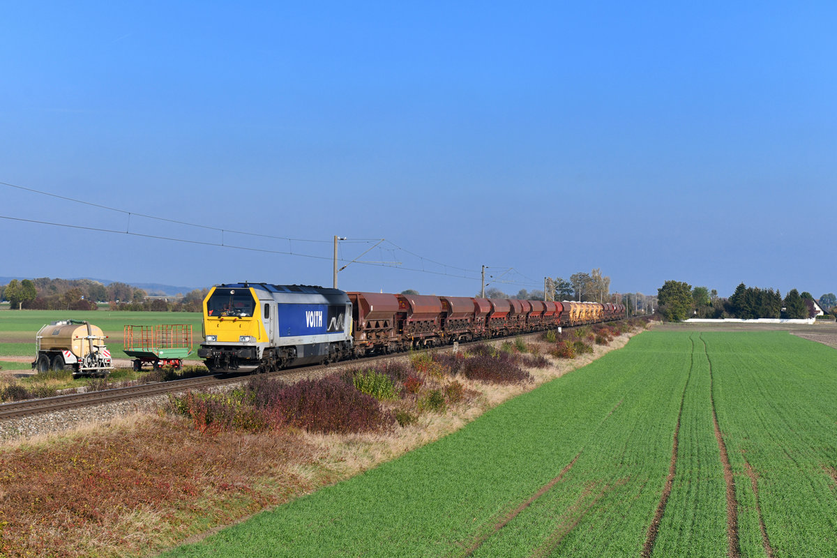 264 001 mit einem Schotterzug am 26.10.2018 bei Oberahrain. 