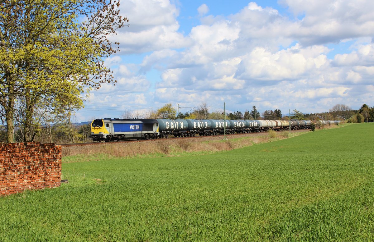 264 001 zu sehen am 26.04.16 mit einem Kesselzug an der Schöpsdrehe bei Plauen/V.