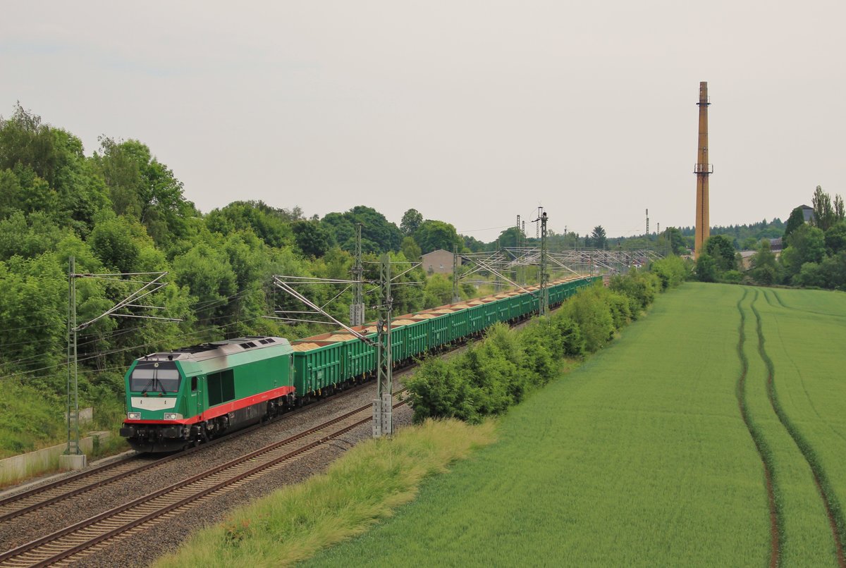 264 005 (SBW - Starkenberger Baustoffwerke GmbH) ist am 05.06.17 in Mehltheuer mit einem Sandzug nach Heilbronn zu sehen.