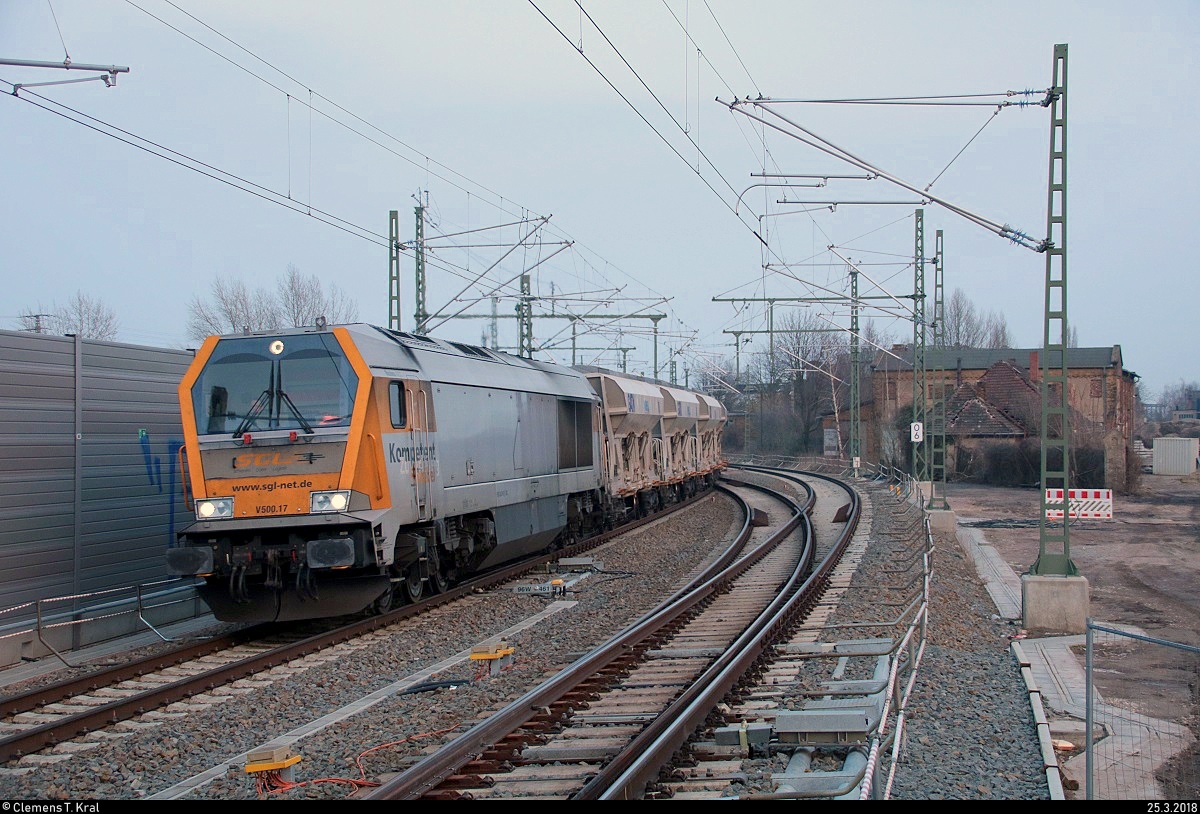 264 010-0 (V 500.17 | Voith Maxima 40 CC) der Schienen Güter Logistik GmbH als Schüttgutzug passiert Halle(Saale)Hbf auf der Ostumfahrung für den Güterverkehr Richtung Norden. [25.3.2018 | 19:12 Uhr]