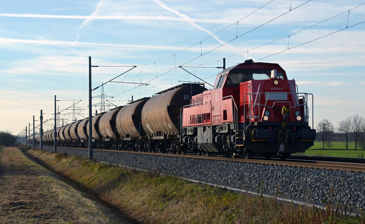 265 020 bespannte am 08.12.16 einen Kalkzug nach Blankenburg. Hier durchfährt der Zug Braschwitz Richtung Magdeburg.