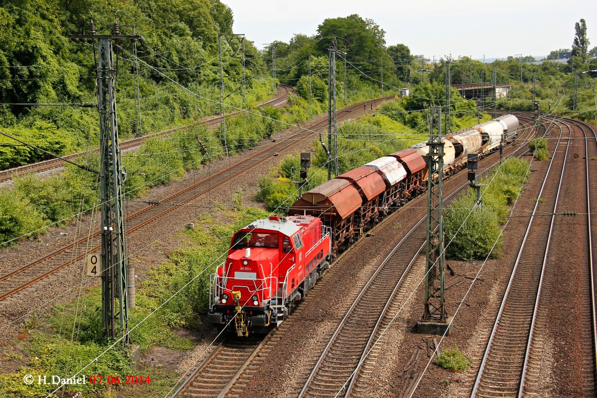 265 023-2 Voith Gravita mit einem gemischten Güterzug am 07.06.2014 in Köln West.